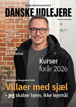 A person wearing a textured gray sweater with a ribbed collar and a partially visible black zipper jacket. Beskrivelse genereret af AI
