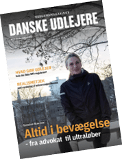 A person wearing a black jacket and gloves stands outdoors with a cityscape and bare tree branches in the background, featured on the cover of a Danish magazine titled “Danske Udlejere." Beskrivelse genereret af AI
