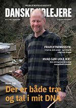 A person wearing a checkered shirt is standing outdoors holding a tablet and a small saw, smiling in front of a background of trees and wooden planks, with Danish text about rental issues and DNA on the cover. Beskrivelse genereret af AI