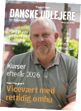 A person with short gray hair wearing a gray polo shirt stands outdoors in front of a blurred background of buildings and greenery on the cover of a Danish magazine titled “Danske Udlejere" featuring articles about future full leases, legal information, courses for autumn 2026, and timely caretaker care. Beskrivelse genereret af AI