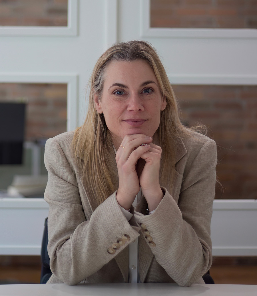 Louise Kaczor MG 6169 Red Web