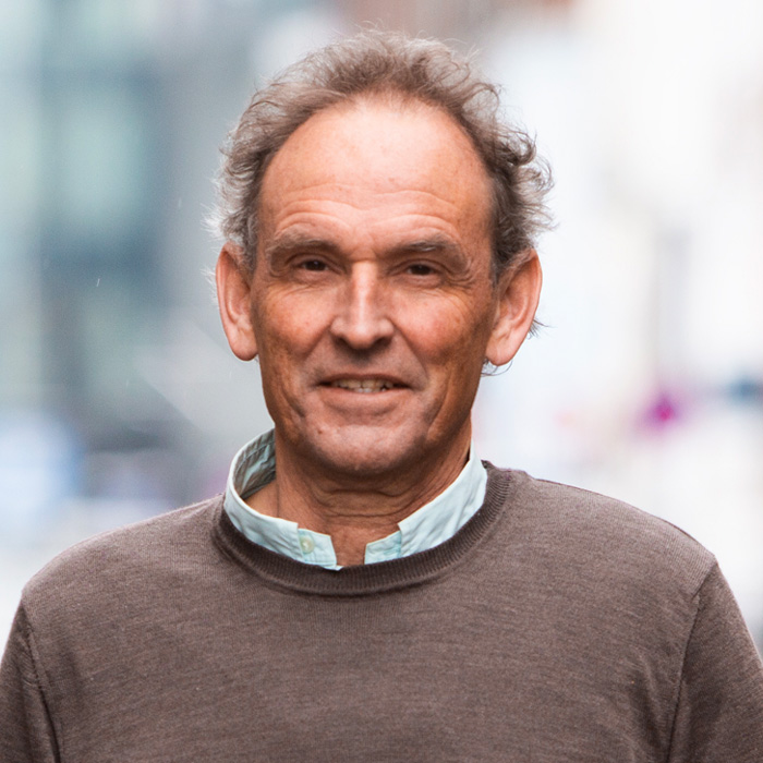 Portrætbillede af Hans Henrik Edlund der er professor ved Juridisk Institut på Aarhus Universitet og underviser hos Danske Udlejere